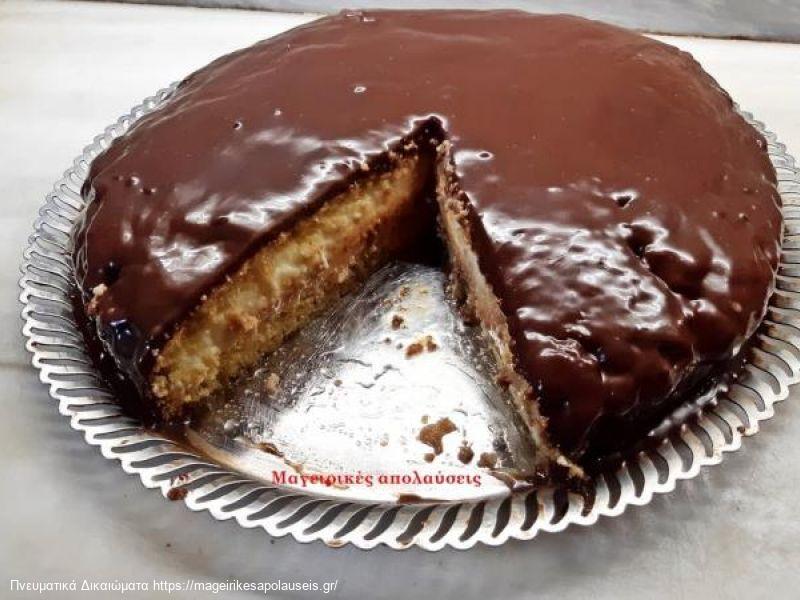 Εύκολη τούρτα κώκ χωρίς τσέρκι με αφράτη κρέμα και πολύ πολύ σοκολάτα.